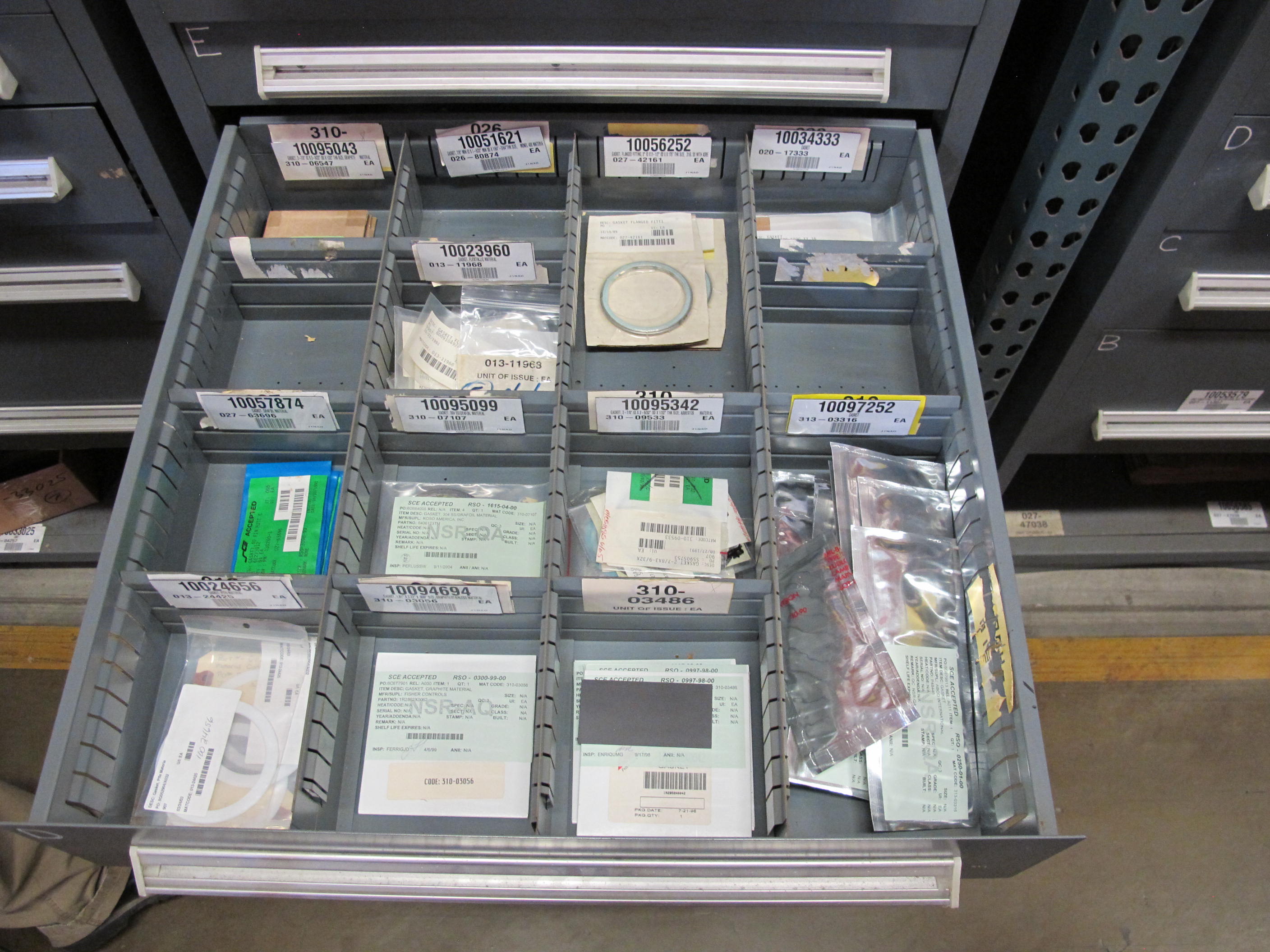 STANLEY VIDMAR HEAVY DUTY 5-DRAWER PARTS CABINET W/ CONTENTS (W-50) LOADING & HANDLING FEE $25-